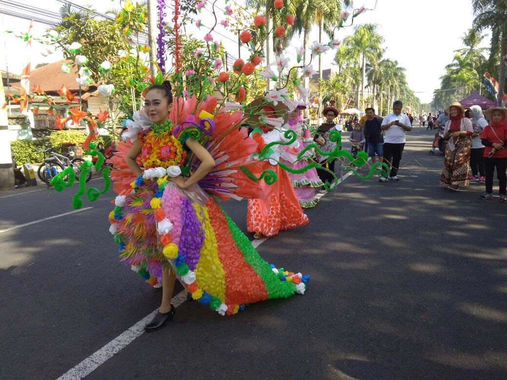 Desain Baju  Daur Ulang Dari Plastik  Gejorasain