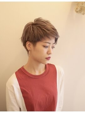 女性 ベリー ショート 刈り上げ Marie Pkheidze