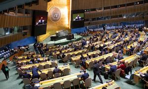 El Presidente de la Asamblea General de la ONU, Dennis Francis (en la pantalla), interviene en la reanudación de la 10ª Sesión Especial de Emergencia sobre la situación en los Territorios Palestinos Ocupados. 