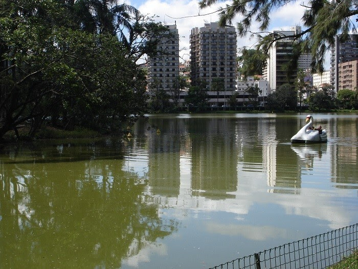 Polo regional de saúde, educação e serviços, município precisa controlar expansão urbana para não afetar áreas de recarga da água mineral (Foto: Marina Almeida)