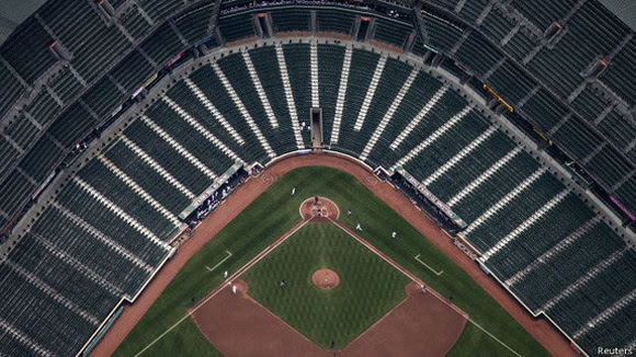 El partido terminó con victoria de los Orioles sobre los Medias Blancas 8-2. El próximo juego previsto en el Camden Yards será entre Baltimore y Tampa Bay este viernes 1 de mayo.