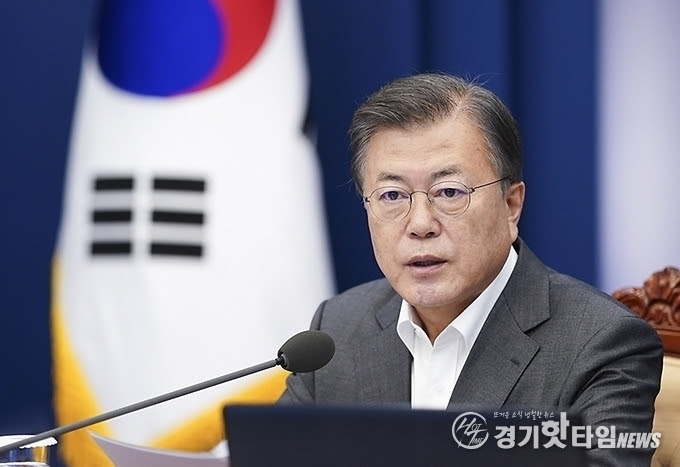 그는 아프리카 탄자니아에 위치한 잔지바르에서 태어났으며 인도와 페르시아의 혈통을 물려받았다. ë¬¸ ëŒ€í†µë ¹ ìƒˆ ì´ë¦¬ì— ê¹€ë¶€ê²¸ ì „ ìž¥ê´€ ì§€ëª… 5ê°œ ë¶€ì²˜ ê°œê°
