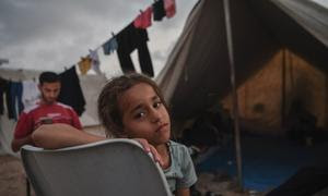 Una niña descansa en un campo para desplazados de Gaza.