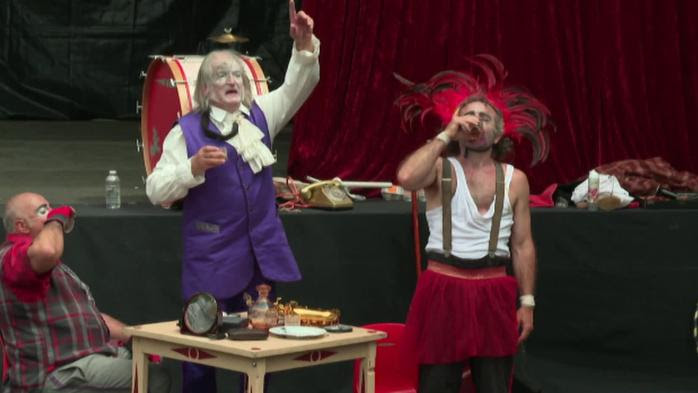 À Niort, le public retrouve le sourire avec le "Très grand conseil mondial des clowns"