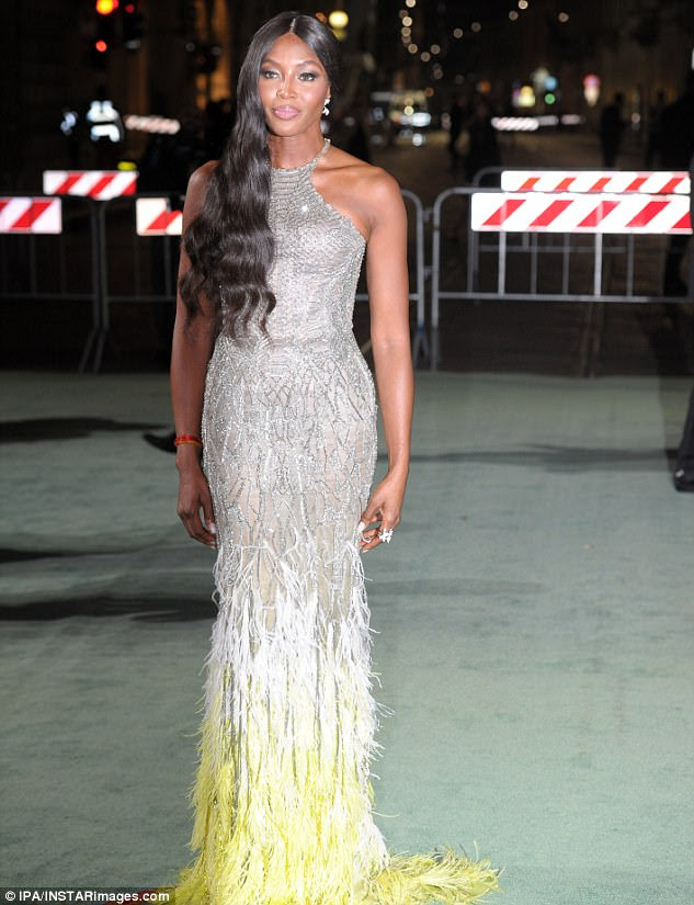 Fiery traje: Naomi VCam, puxsizzled em um vestido Versace domingo no Green Carpet Fashion Awards em Milão, Itália