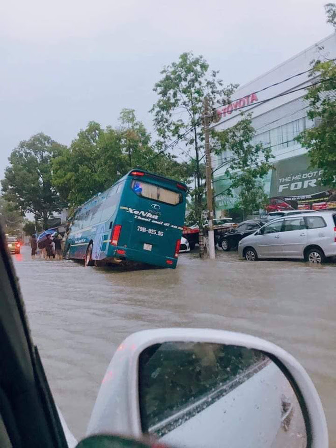 Ngập lụt kinh hoàng ở TP.Nha Trang: Ô tô bơi như tàu ngầm, đồ vật trong nhà chìm trong biển nước