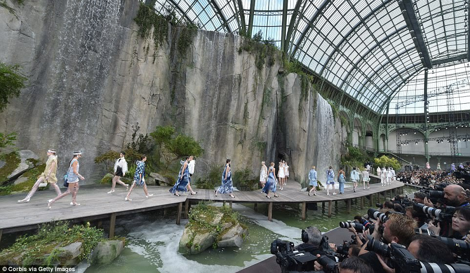 Força da moda: os modelos possuíam a pista no Grand Palais à medida que o PFW chegava ao fim