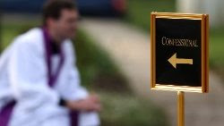 Sacerdote em Maryland, nos Estados Unidos, atende confissões no estacionamento de sua paróquia, em obediência às regras de que seja mantida uma distância mínima entre o confessor e o penitente, devido ao coronavírus