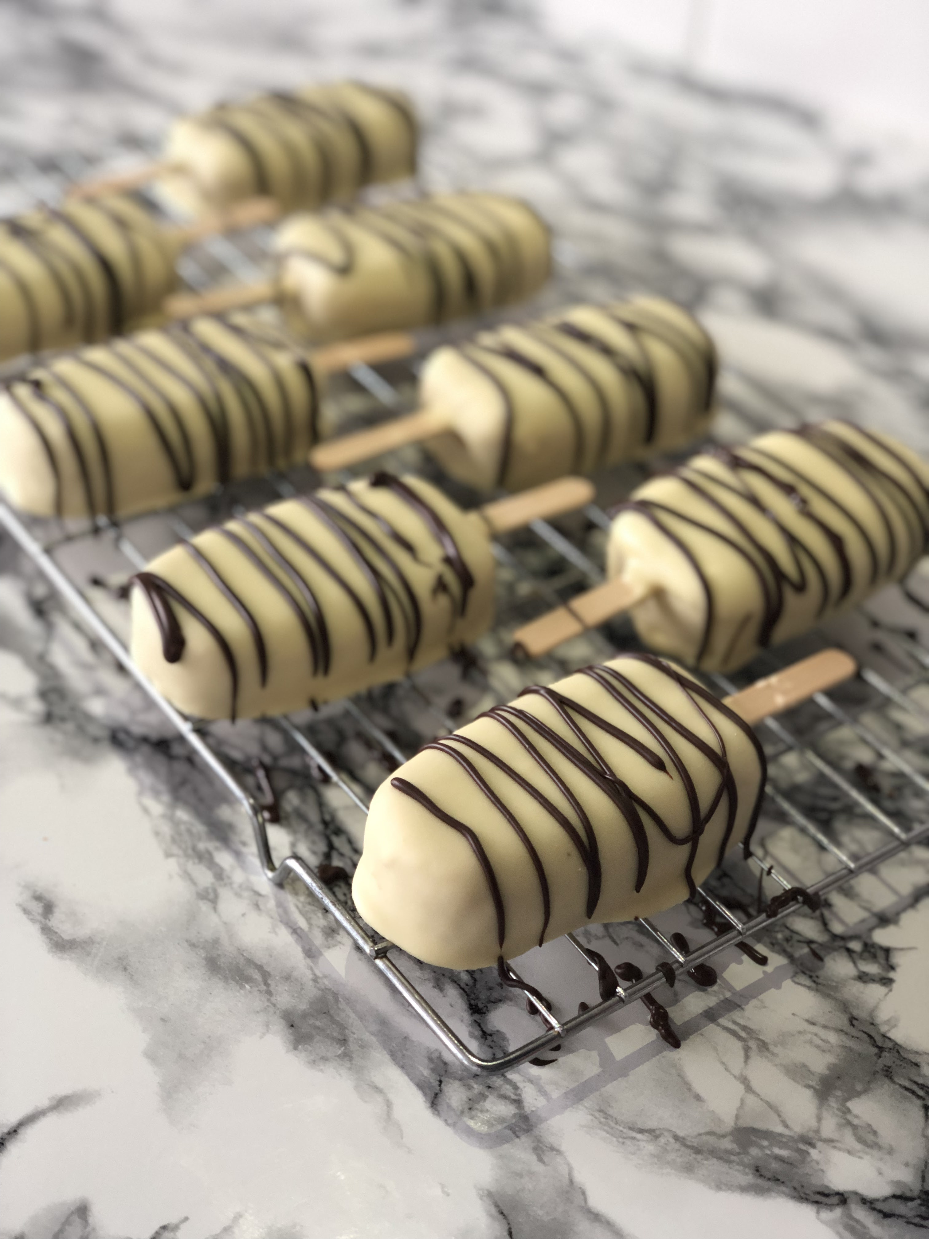 This cake pops recipe is a copycat of starbucks' birthday cake pop. Vanilla Cakesicles Cake Pops
