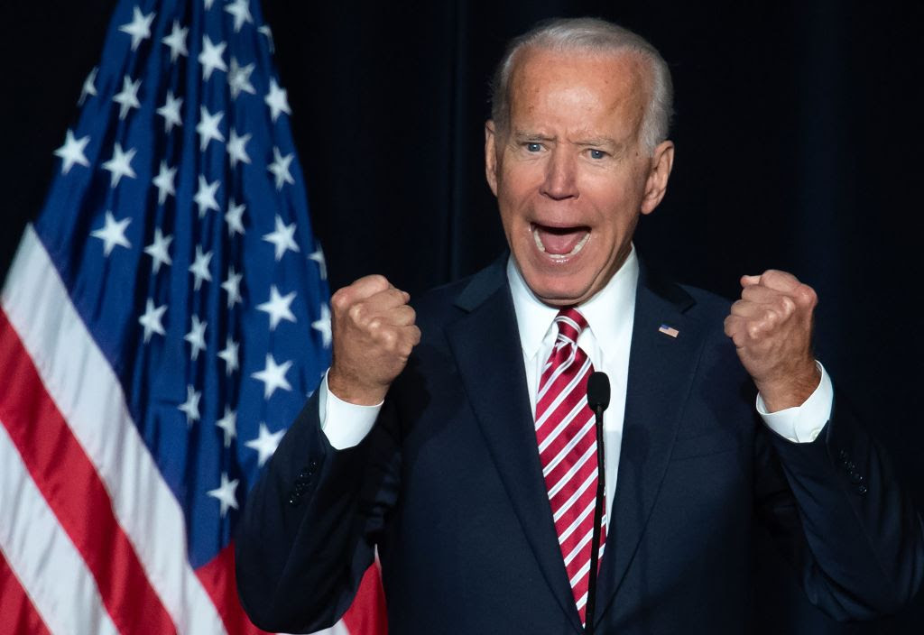 Cựu phó Tổng thống Joe Biden đã chỉ trích cụm từ “virus nước ngoài” mà ông Trump từng sử dụng mang tính “kỳ thị”, và cho rằng không được “phân biệt đối xử dựa trên nguồn gốc quốc gia, chủng tộc, giới tính hoặc mã ZIP".