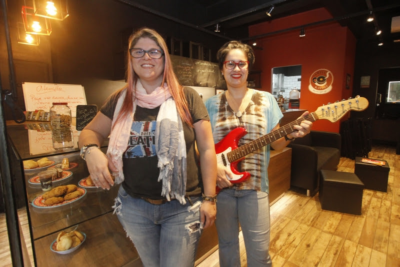 Visita ao Coffee & Stuff, café inspirado em rock and roll.
Na foto: Melissa Motta e Lisia Nunes