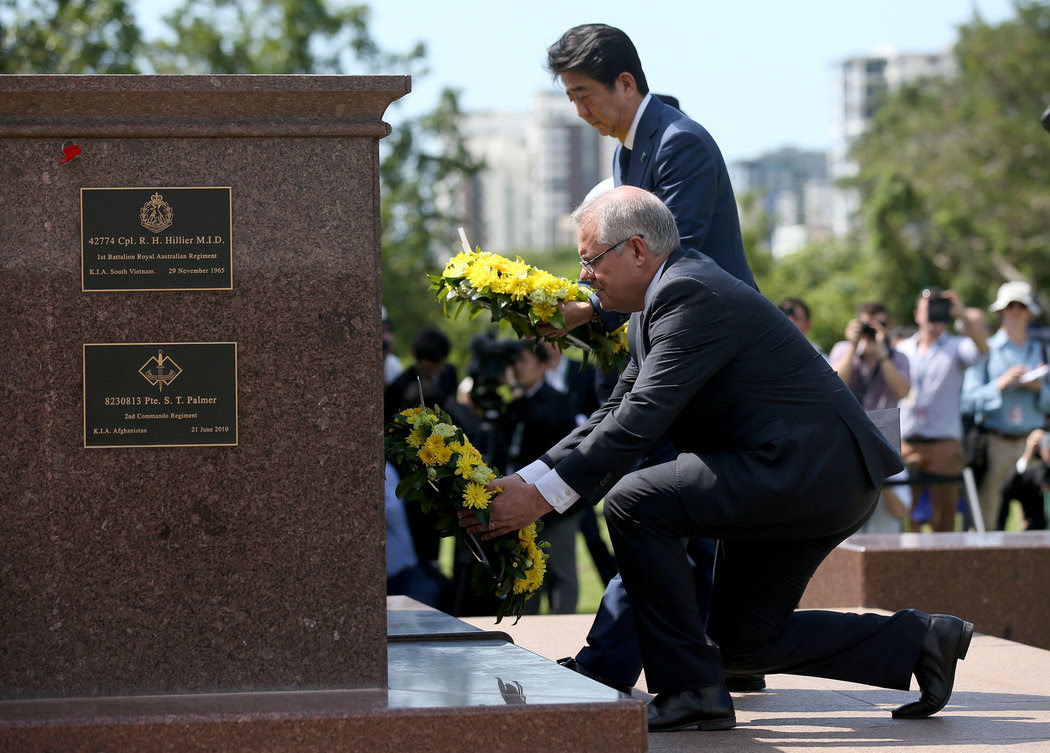 週五，日本首相安倍晉三和澳大利亞總理斯科特·莫里森在澳大利亞達爾文市的戰爭紀念碑前獻了花圈。這座城市曾是第二次世界大戰中日本的空襲目標。