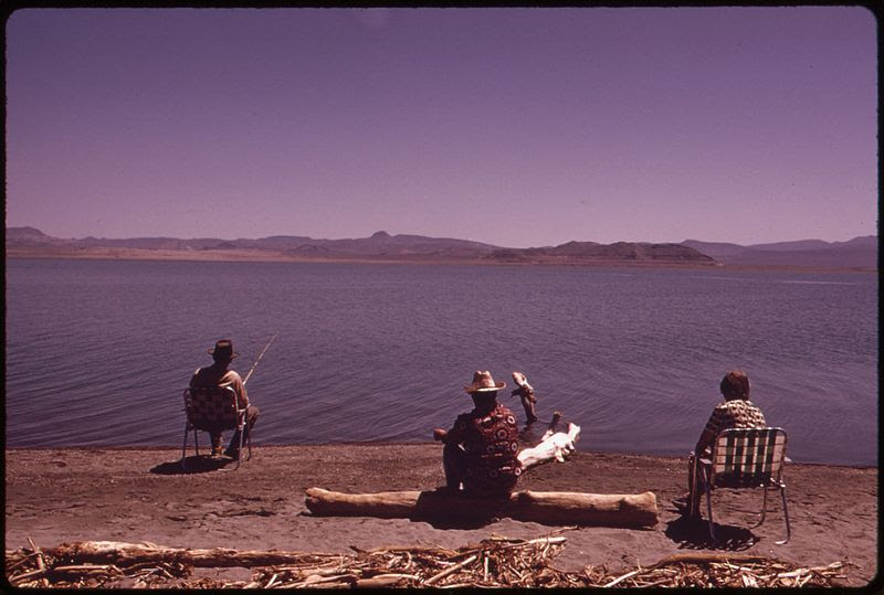 File:PAIUTE INDIAN FISHERMEN AT PYRAMID LAKE, CENTER OF THE PYRAMID LAKE INDIAN RESERVATION - NARA - 553666.jpg