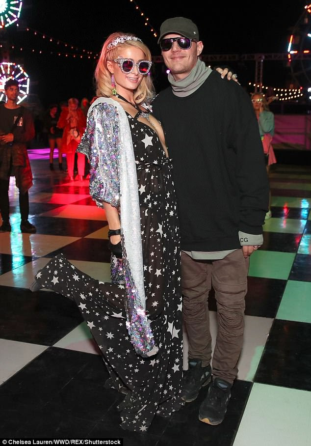 Starry eyed: Paris Hilton surpreendeu-se com um vestido maxi embelezado quando se juntou ao noivo Chris Zylka no Neon Carnival do Coachella, na CalifÃ³rnia, no sÃ¡bado