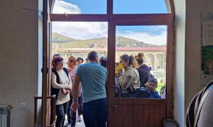 Personas que huyeron de Karabaj esperan para hablar con las autoridades locales de Goris, en Armenia.