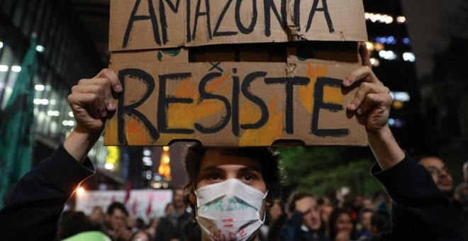 Decenas de personas participan en una protesta este viernes, en Sao Paulo (Brasil), contra los incendios. EFE/ Fernando Bizerra Jr