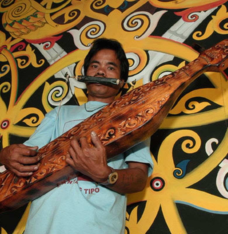 Biasanya alat musik satu ini digunakan untuk mengiringi tarian sekaligus nyanyian khas suku dayak kalimantan. Sape Alunan Musik Petik Dari Kalimantan Timur Bobo