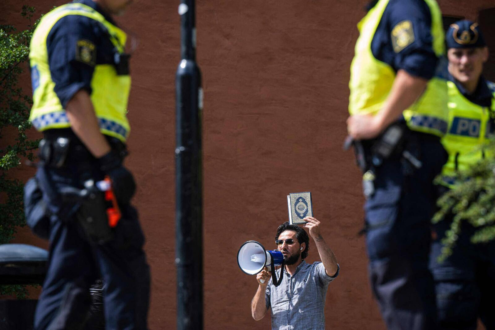 TOPSHOT - Salwan Momika protests outside a mosque in Stockholm on June 28, 2023, during the Eid al-Adha holiday. Momika, 37, who fled from Iraq to Sweden several years ago, was granted permission by the Swedish police to burn the Muslim holy book during the demonstration. (Photo by Jonathan NACKSTRAND / AFP)