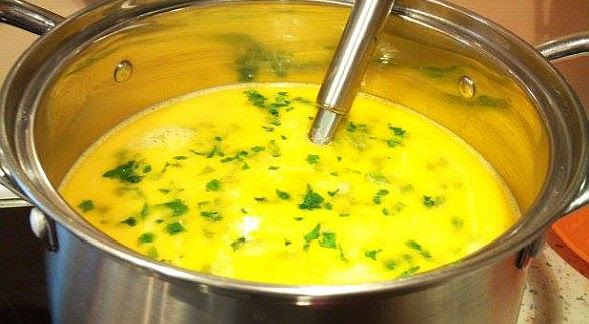 Se curata usturoiul si se da prin presa. CiorbÄƒ De SalatÄƒ Verde Cu SmantanÄƒ È™i Ou MÄƒnÄƒstirea Arnota Lataifas