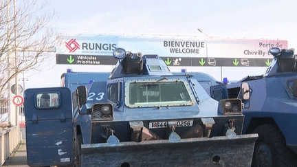 Colère des agriculteurs : les manifestants face-à-face avec les forces de l'ordre sur la route de Paris et Rungis