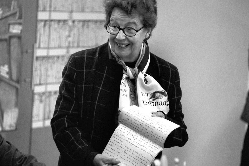 Hebe Castro, hija del maestro Julio Castro, con un manuscrito de su padre.Foto: Adrián Giudice, Presidencia (archivo, marzo de 2012)