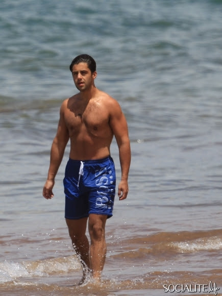 Josh peck who starred in drake and josh was spotted shirtless on the beaches of maui with a mystery woman. Male Celebrities Josh Peck Shirtless In Hawaii W Girlfriend Sept 3rd
