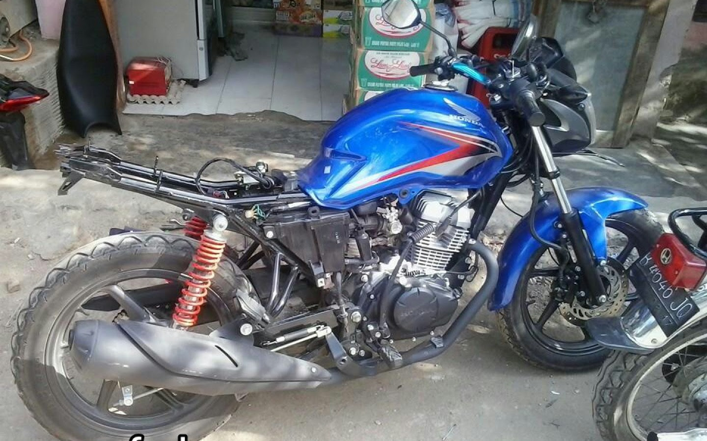 Koleksi Modifikasi Motor Honda Verza Cafe Racer Terbaru 