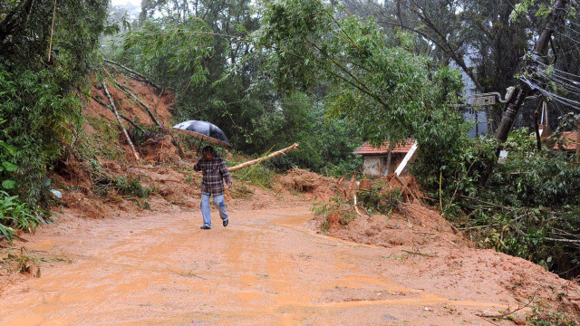 Rio registra 64 ocorrências com pancadas de chuva; deslizamento atinge 4 casas