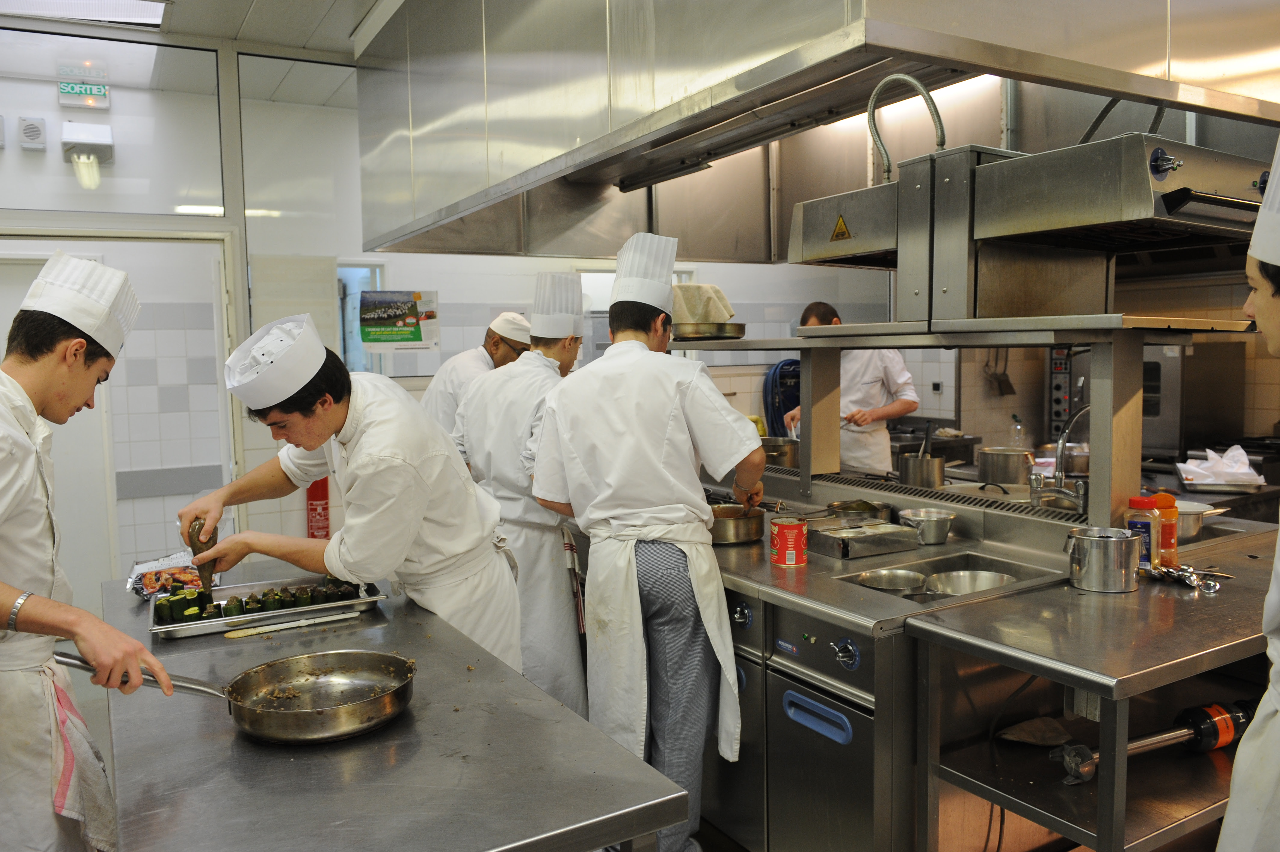 Il s'agit du baccalauréat professionnel spécialité restauration (bac pro restauration) option 'organisation et production culinaire'. Bac Pro Cuisine Lycee De Gascogne