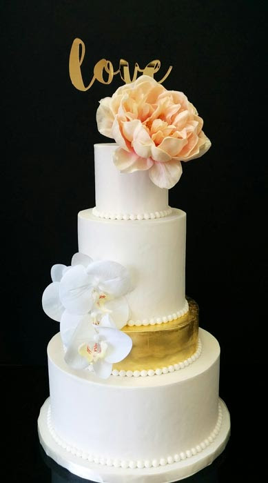 1920's art deco patterns, delicate fringing and gold details topped off with black feathers. Wedding Cakes Patisserie Tillemont