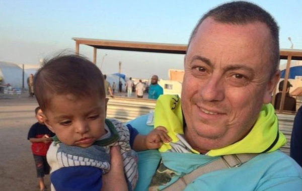 Alan Henning, nhân viên cứu trợ người Anh, đến Syria để chuyển thực phẩm và hàng viện trợ cho người tị nạn. Anh từ chối ngủ ở khách sạn trong chuyến đi để có thêm tiền mua hàng cho người dân nơi đây. Alan đã bị phiến quân giết hại cùng những con tin khác vào tháng 10.