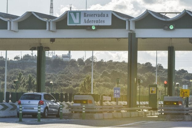 Coches por una autopista portuguesa. :: hoy