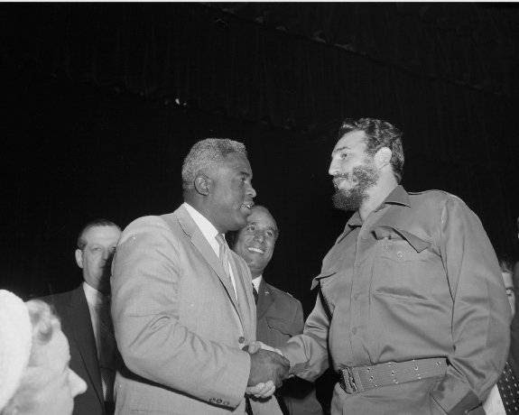 http://www.cubadebate.cu/wp-content/gallery/fidel-castro-visita-estados-unidos-abril-1959/fidel-castro-saluda-al-jugador-de-beisbol-jackie-robinson-en-el-overseas-press-club.jpg