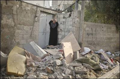 Una mujer palestina se lamenta después de que un bombardeo de la aviación israelí haya destruido su casa en Gaza.