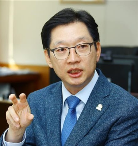 김경수 경남지사가 21일 '드루킹 댓글조작 의혹' 사건으로 대법원에서 징역 2년을 확정받아 지사직을 잃었다. ê¹€ê²½ìˆ˜ ì§€ì‚¬ ì§ì› ì£½ìŒ ì—„ì • ì¡°ì‚¬ ìž¬ê°•ì¡° ê³µìƒê³µì‚¬ë‹·ì»´