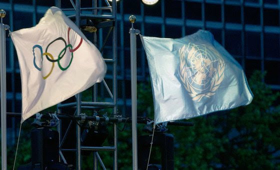 Τα Ηνωμένα Έθνη και οι Ολυμπιακές σημαίες υψώθηκαν στην έδρα του ΟΗΕ.  (αρχείο)