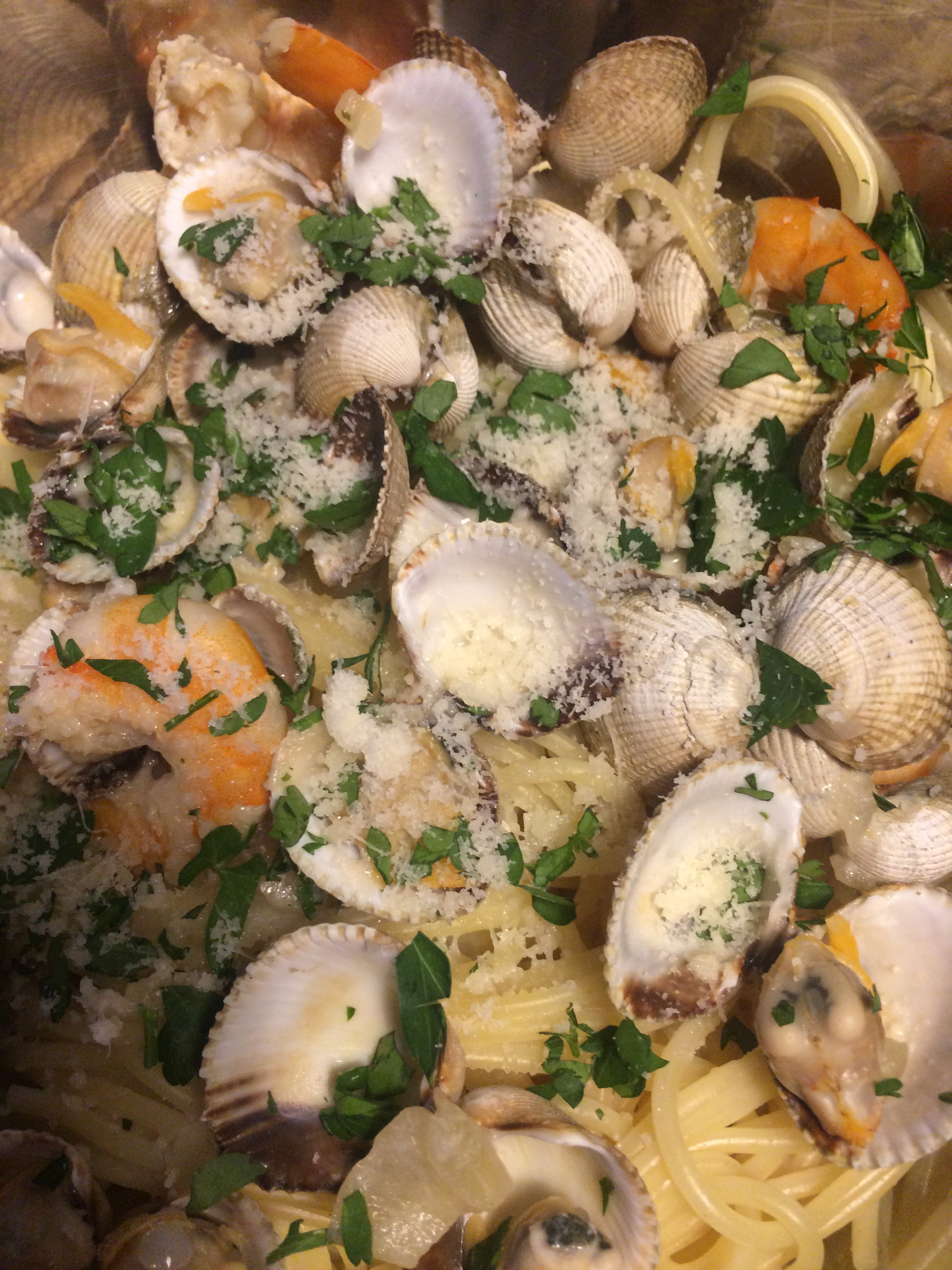 300 g de spaghettis moyens 1 l de moules grattées 1/2 l de coques 12 palourdes 24 crevettes 1 jus de citron 1 œuf 1 oignon 1 verre de vin blanc sec 8 branches de persil 50 g de beurre 4 cuillerées à soupe de gruyère râpé sel, poivre. Spaghettis Italienne Aux Fruits De Mer