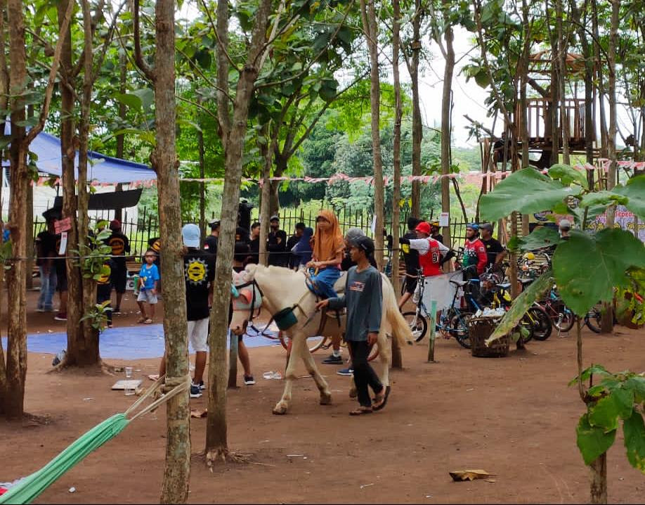 Penutupan paksa dilakukan lantaran puluhan toko pakaian tersebut nekat membuka kembali toko mereka meski pemprov dki jakarta baru mengizinkan. Piknik Asyik Di Wisata Hutan Jati Sindang Jaya Tangerang