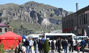 Refugiados armenios llegando al poblado de Goris, en Armenia.