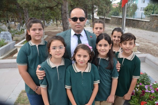Mahmut tökel, şehit öğretmen şenay aybüke yalçın ortaokulu öğretmenleri ve öğrenciler katıldı. Sehit Aybuke Ogretmen Mezari Basinda Anildi