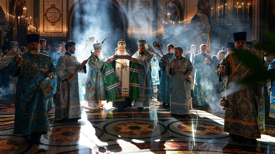 Russian Orthodox Church Patriarch Kirill, center, welcomes relics of the Saint Spyridon, Bishop of Trimythous from Corfu, Greece, during a service at the Christ the Saviour Cathedral in Moscow on Sept. 21, 2018.