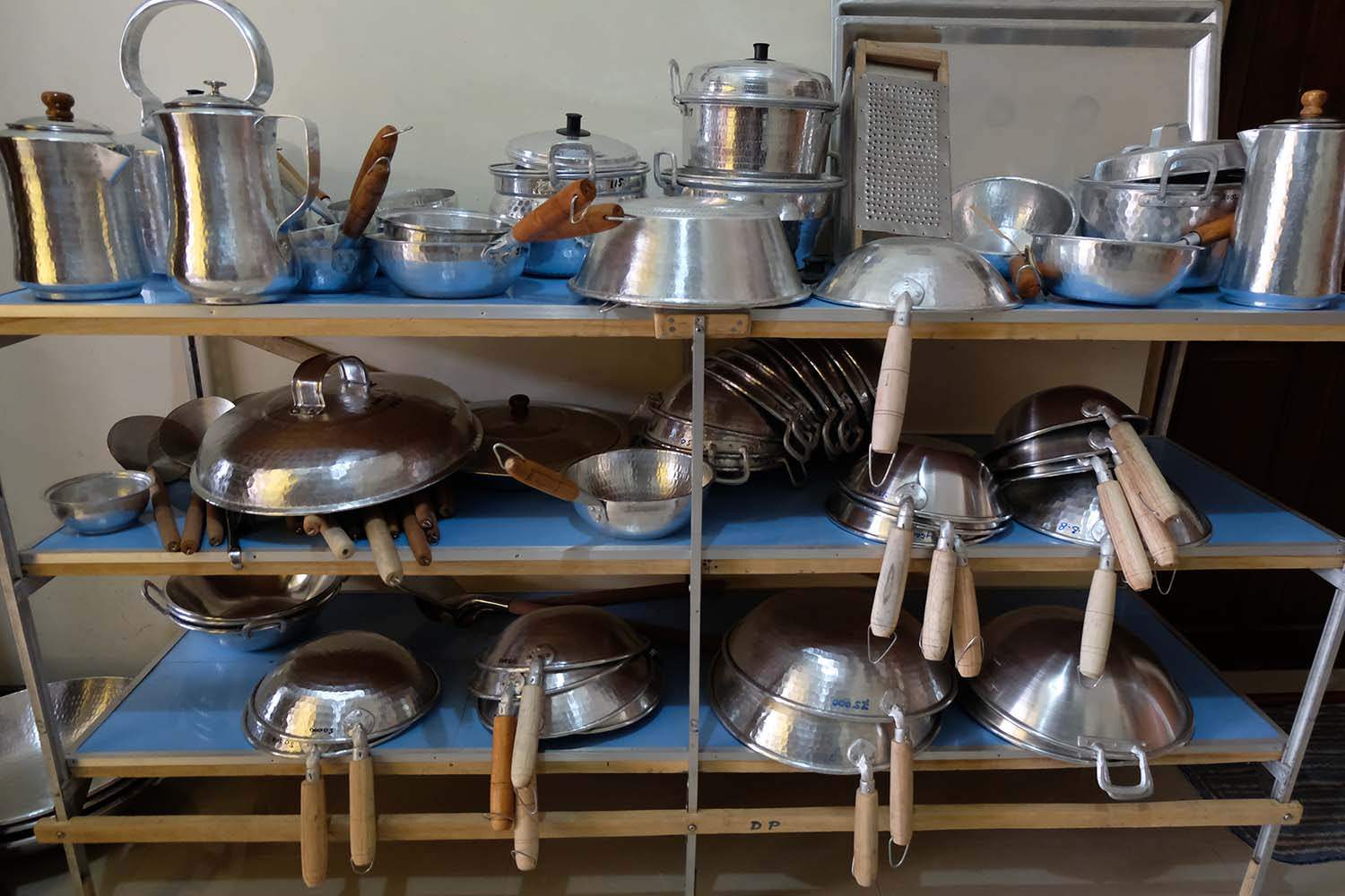 Begitu juga dengan meja, yang bisa berupa meja untuk ruang tamu, meja belajar, atau meja untuk makan. Berita Magelang Foto Kerajinan Alat Rumah Tangga Berbahan Aluminium Di Tegalrejo