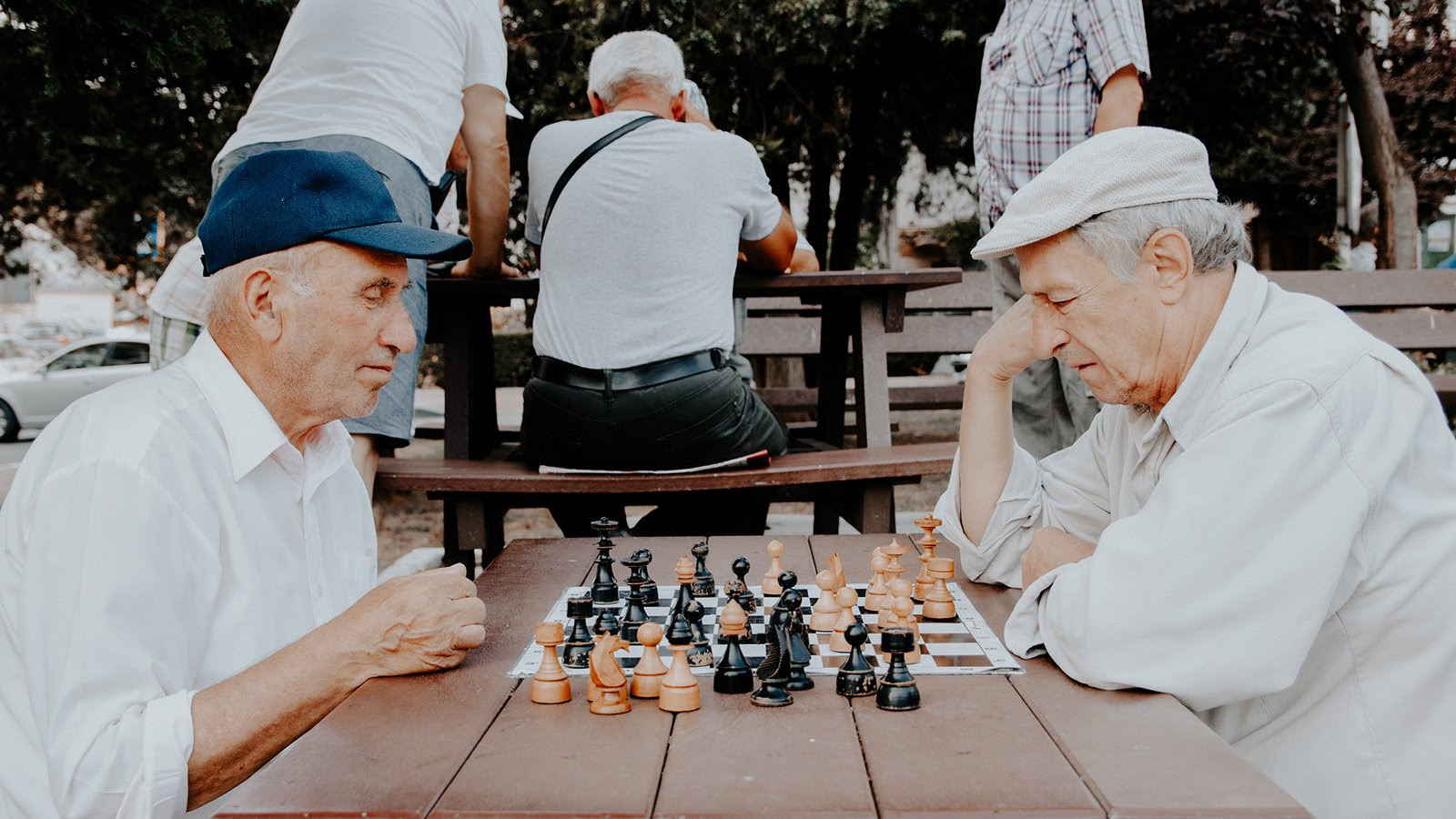 Aún así, algunos juegos de niños son muy divertidos para jugar en reuniones de adultos precisamente por eso, por hacernos sentir como niños. Actividades Recreativas En Las Personas Mayores Temaer Asistencia