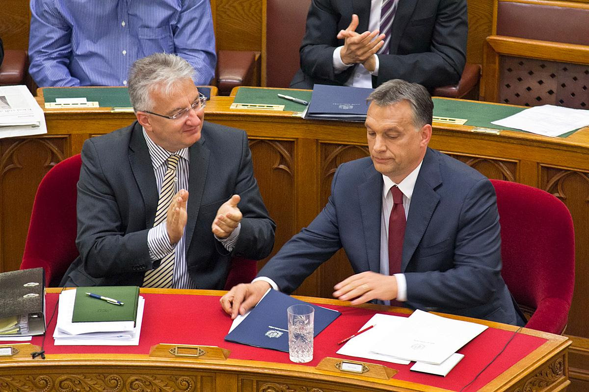 Semjén Zsolt miniszterelnök-helyyettes, KDNP-elnök és Orbán Viktor kormányfő 2013-ban a parlamentben. Taps a katasztrófához - Konyhás István / Népszabadság