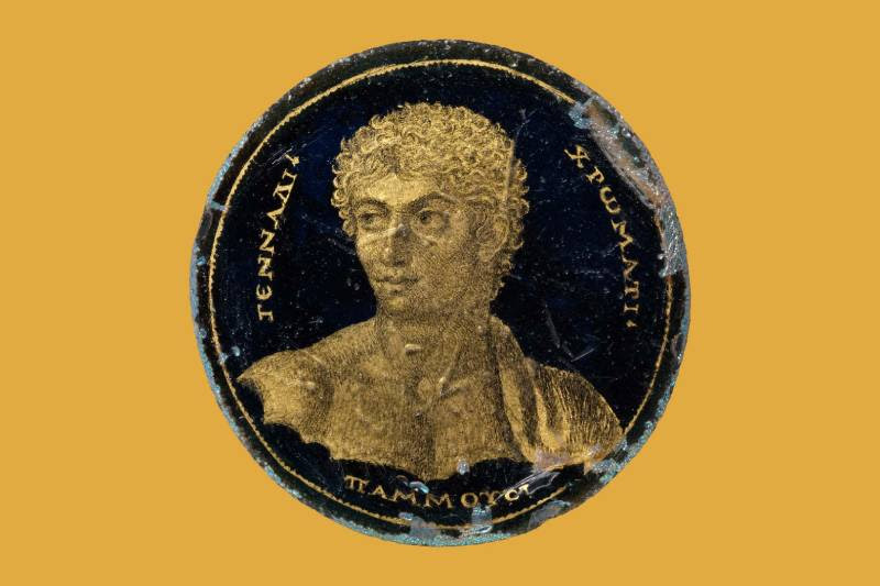 O Medalhão com o Retrato de Gennadios, trabalhado em ouro sobre vidro azul escuro, foi feito para ser montado e usado como pendente.