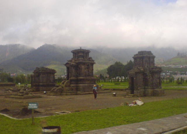 noenk CAHAYA: Candi Dieng