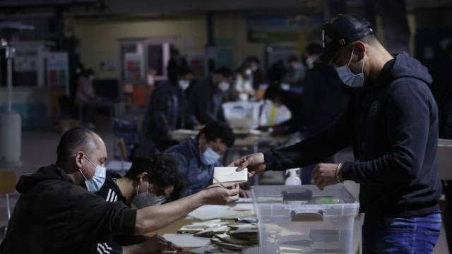 Chilenos castigam partidos na eleição de parlamentares que decidirão Constituição