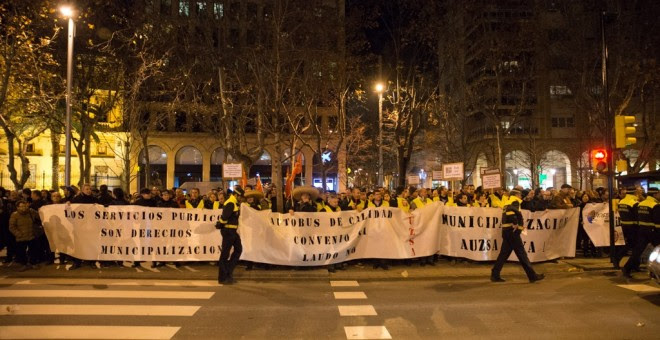 Concentración de las y los trabajadores de autobuses urbanos en Zaragoza. Foto: Pablo Ibáñez (AraInfo)