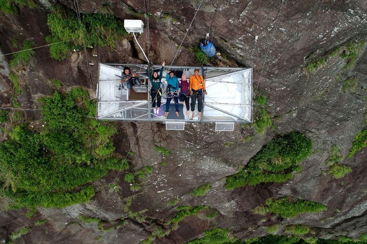 Hotel gantung Padjajaran Anyar yang terletak di tebing Gunung Parang, Purwakarta, Jawa Barat setinggi 500 meter difoto menggunakan drone, Minggu (19/11/2017). Hotel gantung ini diklaim sebagai hotel gantung tertinggi di dunia mengalahkan ketinggian hotel gantung di Peru.  