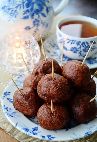 KUIH BOM DI REMANG SENJA AIDIL ADHA